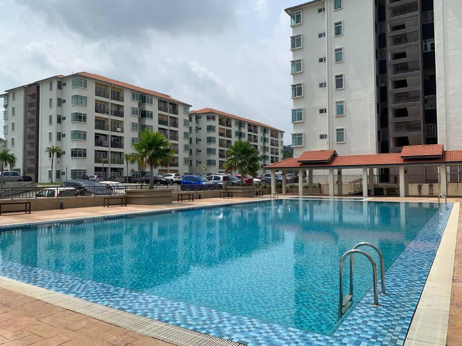 Inap Kayangan @ Puncak Alam With Swimming Pool *